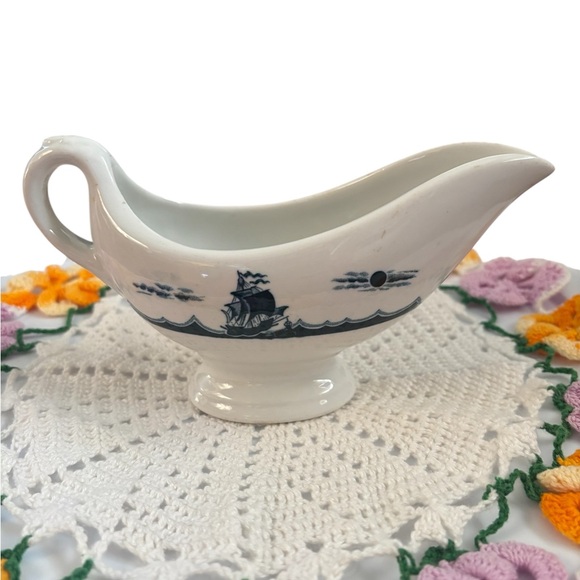 Buffalo China Vintage Elegant White and Blue Gravy Boat- good condition - Picture 2 of 6